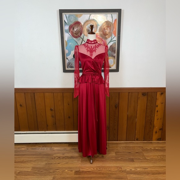 Stunning Vintage 1970s Union Made Red Satin & Lace Gown! - Picture 2 of 9